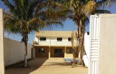 Imagem: A casa possui 4 Dormitórios, 2 Banheiros, 5 Vagas na garagem