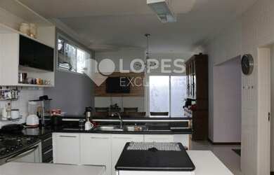 Imagem: A casa em condomínio possui 4 Dormitórios, 5 Banheiros, 3