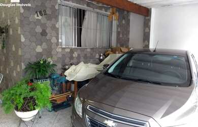 Imagem: A casa possui 3 Dormitórios, 1 Banheiro, 2 Vagas na garagem