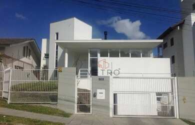 Imagem: A casa possui 3 Dormitórios, 3 Banheiros, 2 Vagas na garagem