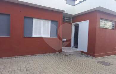 Imagem: A casa possui 1 Dormitório, 2 Banheiros, 5 Vagas na garagem