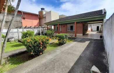 Imagem: A casa possui 4 Dormitórios, 2 Banheiros, 5 Vagas na garagem