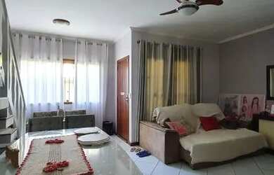 Imagem: A casa possui 3 Dormitórios, 2 Banheiros, 1 Vaga na garagem