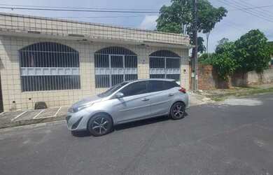 Imagem: A casa possui 4 Dormitórios, 2 Banheiros, 3 Vagas na garagem