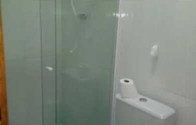 Imagem: A casa possui 3 Dormitórios, 2 Banheiros, 1 Vaga na garagem