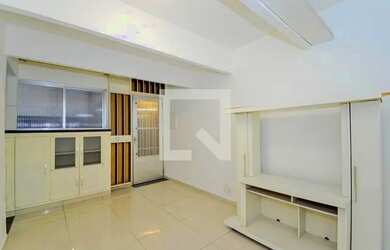 Imagem: O apartamento possui 3 Dormitórios, 1 Banheiro, 1 Vaga na garagem