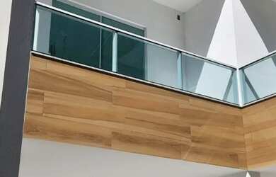 Imagem: A casa possui 3 Dormitórios, 4 Banheiros, 2 Vagas na garagem