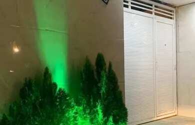 Imagem: A casa possui 2 Dormitórios, 1 Banheiro e 2 Vagas na garagem