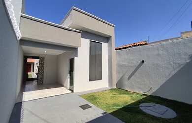 Imagem: A casa possui 3 Dormitórios, 2 Banheiros, 2 Vagas na garagem