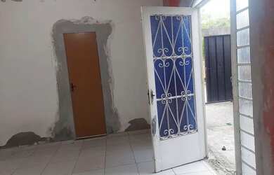 Imagem: A casa possui 2 Dormitórios, 1 Banheiro, 1 Vaga na garagem