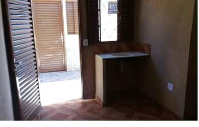 Imagem: A casa possui 1 Dormitório, 1 Banheiro e está localizado