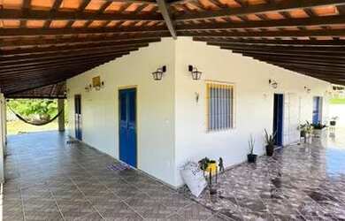 Imagem: A casa possui 4 Dormitórios e 5 Vagas na garagem e está localizado