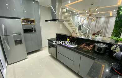 Imagem: A casa possui 3 Dormitórios, 3 Banheiros, 2 Vagas na garagem