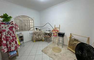 Imagem: A casa possui 4 Dormitórios, 1 Banheiro, 4 Vagas na garagem