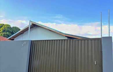 Imagem: A casa possui 2 Dormitórios, 2 Banheiros, Varanda e está