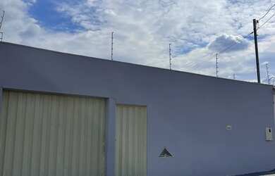 Imagem: A casa possui 3 Dormitórios, 1 Banheiro, 3 Vagas na garagem