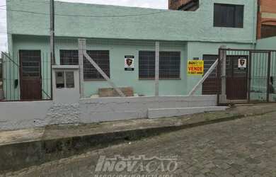 Imagem: A casa possui 5 Dormitórios, 2 Banheiros, 2 Vagas na garagem