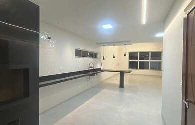 Imagem: A casa possui 3 Dormitórios, 3 Banheiros, 4 Vagas na garagem