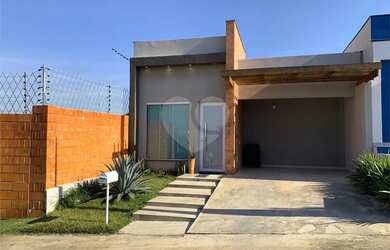 Imagem: Casa à venda com 2 quartos, sendo 1 suíte, no condomínio