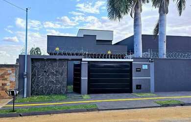 Imagem: A casa possui 3 Dormitórios, 3 Banheiros, 2 Vagas na garagem