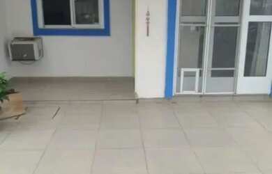 Imagem: A casa possui 2 Dormitórios, 1 Banheiro, 2 Vagas na garagem