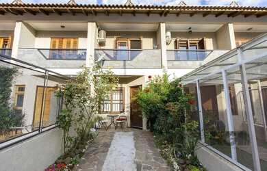 Imagem: A casa possui 3 Dormitórios, 2 Banheiros, 1 Vaga na garagem