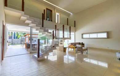 Imagem: A casa em condomínio possui 4 Dormitórios, 5 Banheiros, 4