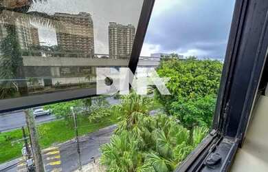 Imagem: O depósito possui 1 Vaga na garagem e 32m² de Área e está