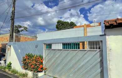 Imagem: A casa possui 2 Dormitórios, 1 Banheiro, 2 Vagas na garagem