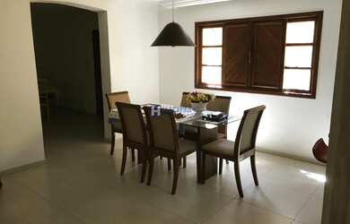 Imagem: A casa possui 3 Dormitórios, 4 Banheiros, 3 Vagas na garagem