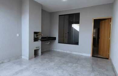 Imagem: A casa possui 2 Dormitórios, 1 Banheiro, 2 Vagas na garagem