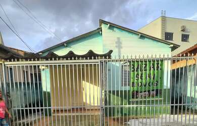 Imagem: A casa possui 3 Dormitórios, 1 Banheiro, 1 Vaga na garagem