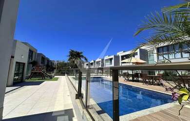 Imagem: A casa em condomínio possui 5 Dormitórios, 5 Banheiros, 320m²