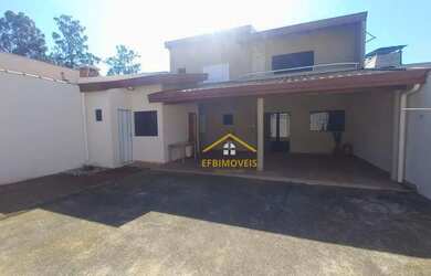 Imagem: A casa possui 3 Dormitórios, 3 Banheiros, 4 Vagas na garagem