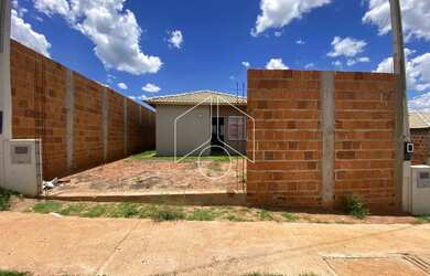 Imagem: A casa possui 2 Dormitórios, 1 Banheiro, 2 Vagas na garagem