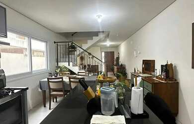 Imagem: A casa possui 3 Dormitórios, 3 Banheiros, 2 Vagas na garagem