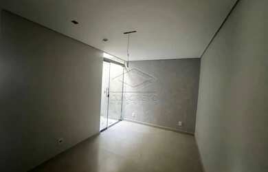 Imagem: A casa possui 3 Dormitórios, 1 Banheiro, 2 Vagas na garagem