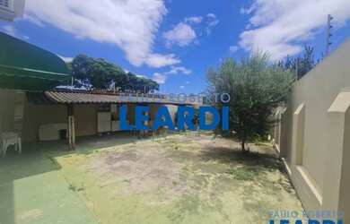 Imagem: A casa possui 4 Dormitórios, 2 Banheiros, 5 Vagas na garagem