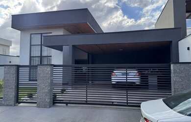 Imagem: A casa em condomínio possui 3 Dormitórios, 2 Banheiros, 3