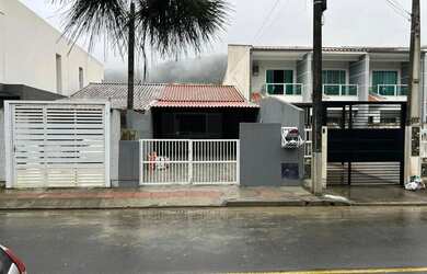 Imagem: A casa possui 2 Dormitórios, 1 Banheiro, 2 Vagas na garagem