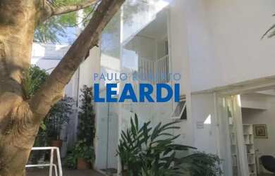 Imagem: A casa possui 5 Dormitórios, 5 Banheiros, 5 Vagas na garagem