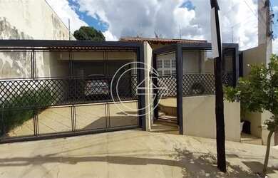 Imagem: A casa possui 3 Dormitórios, 1 Banheiro, 3 Vagas na garagem