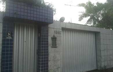 Imagem: A casa possui 3 Dormitórios, 2 Banheiros, 2 Vagas na garagem