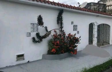 Imagem: A casa possui 3 Dormitórios, 2 Banheiros, 1 Vaga na garagem