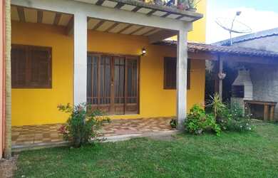 Imagem: A casa possui 2 Dormitórios, 3 Vagas na garagem e está localizado