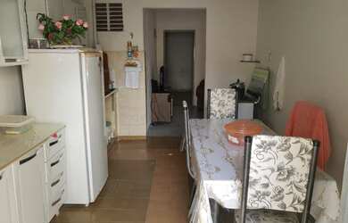 Imagem: A casa possui 3 Dormitórios, 2 Banheiros e 1 Vaga na garagem