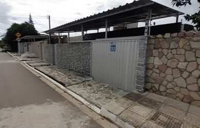 Imagem: A casa possui 3 Dormitórios, 2 Banheiros, 1 Vaga na garagem