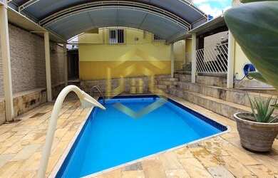 Imagem: A casa possui 4 Dormitórios, 4 Banheiros, 4 Vagas na garagem