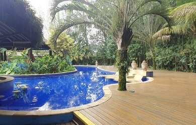 Imagem: A casa possui 4 Dormitórios, 2 Banheiros, 2 Vagas na garagem