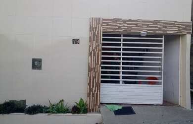 Imagem: A casa possui 2 Dormitórios, 1 Banheiro, 1 Vaga na garagem